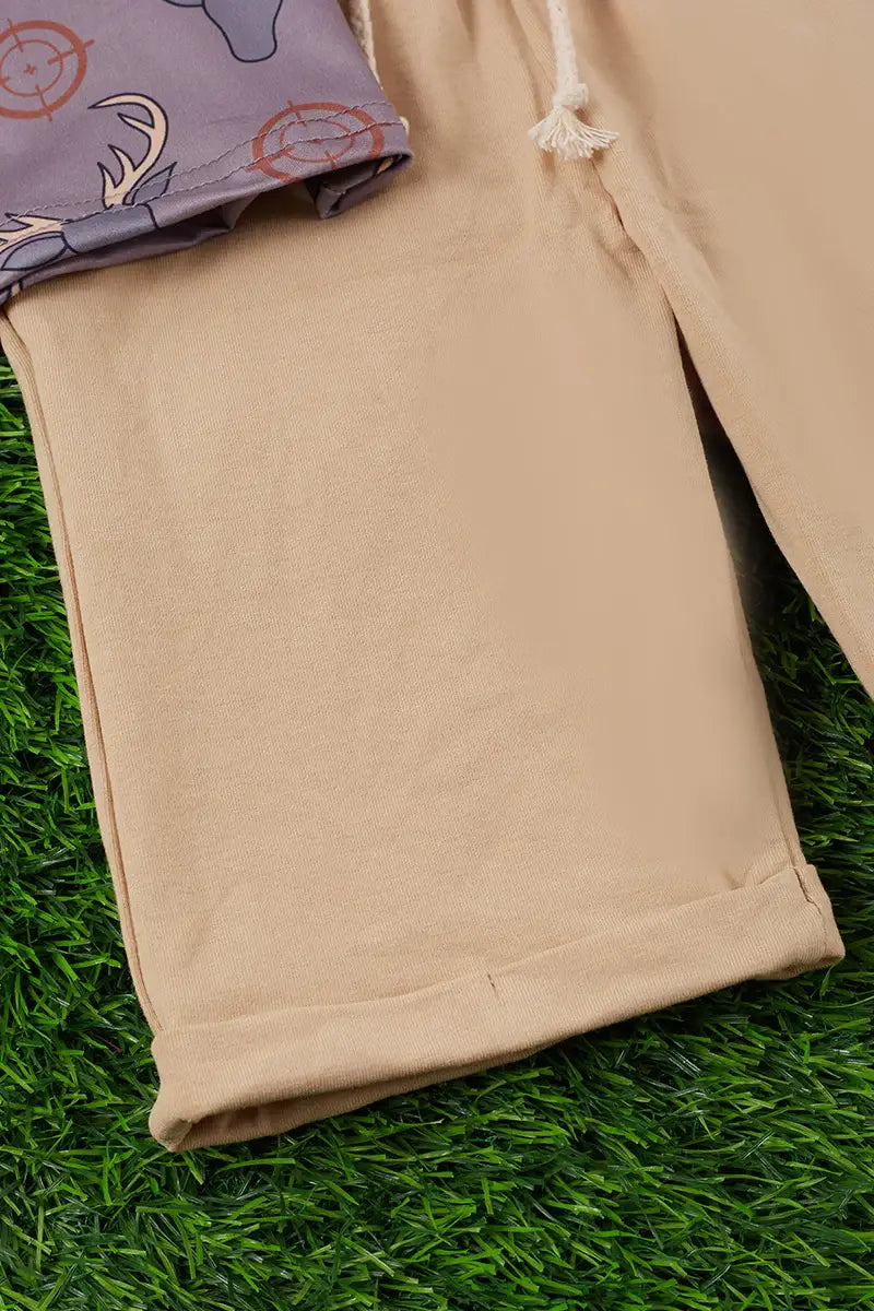 Deer Hunter Tank Top & Beige Shorts