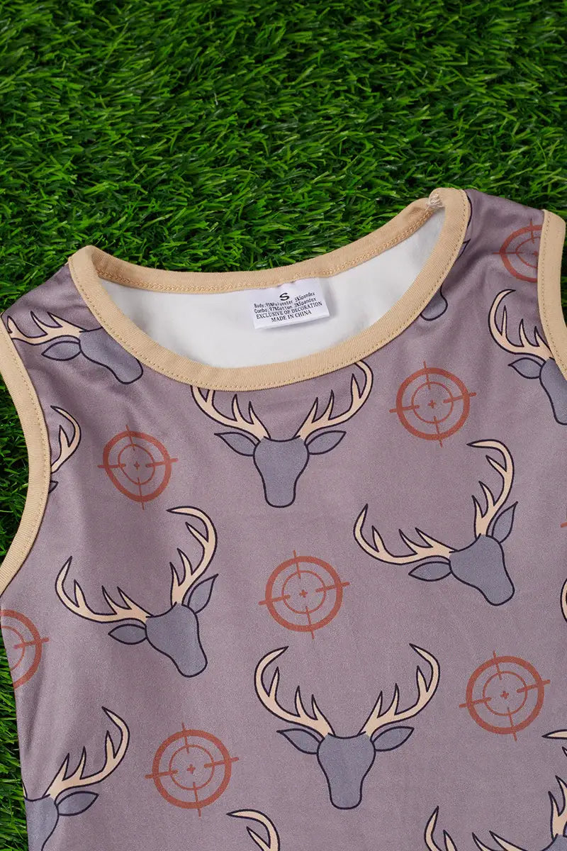 Deer Hunter Tank Top & Beige Shorts